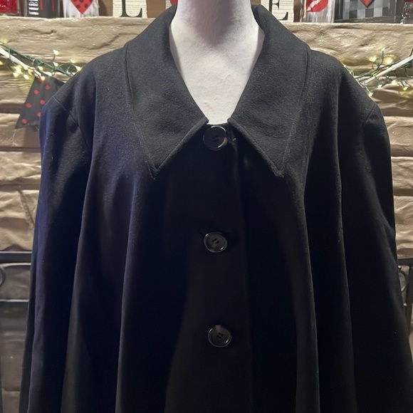 Lattelier Cape Style Wool and Cashmere Coat - Picture 3 of 9